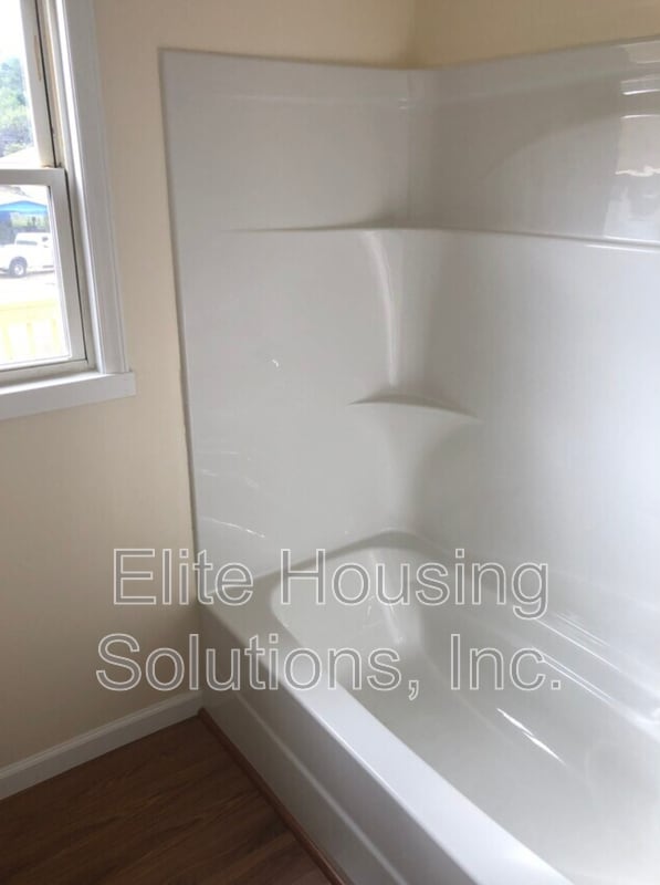 Building Photo - 204 Maple Ave