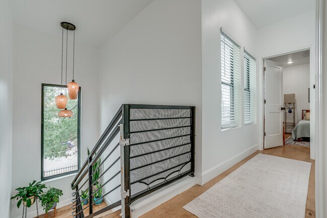 Building Photo - 211 Gibson