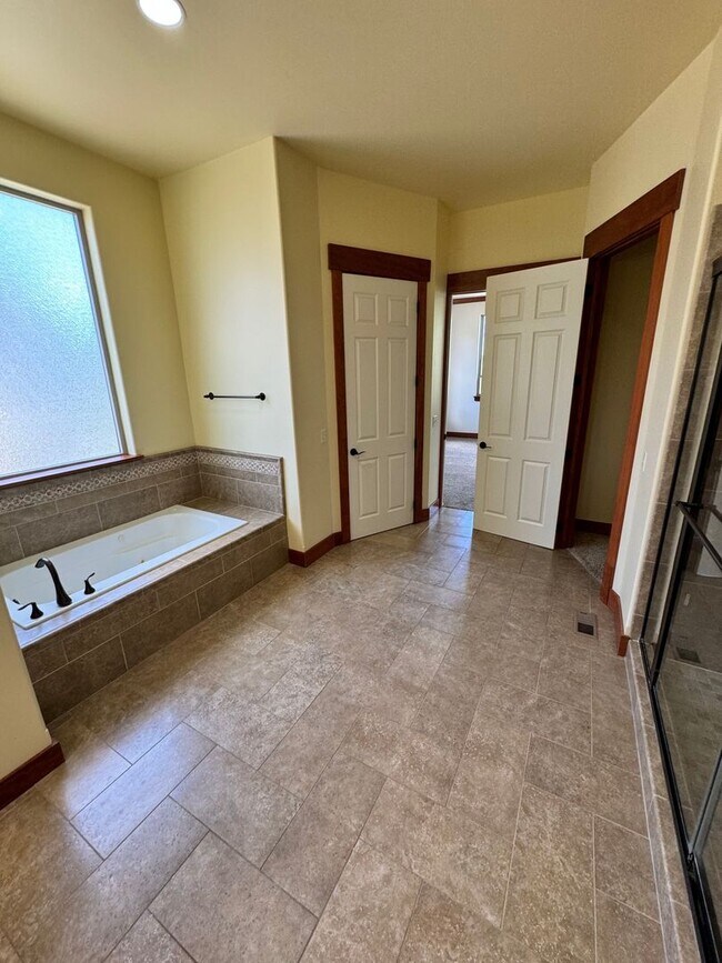 Building Photo - Stunning 4-Bedroom Home with Valley Views ...