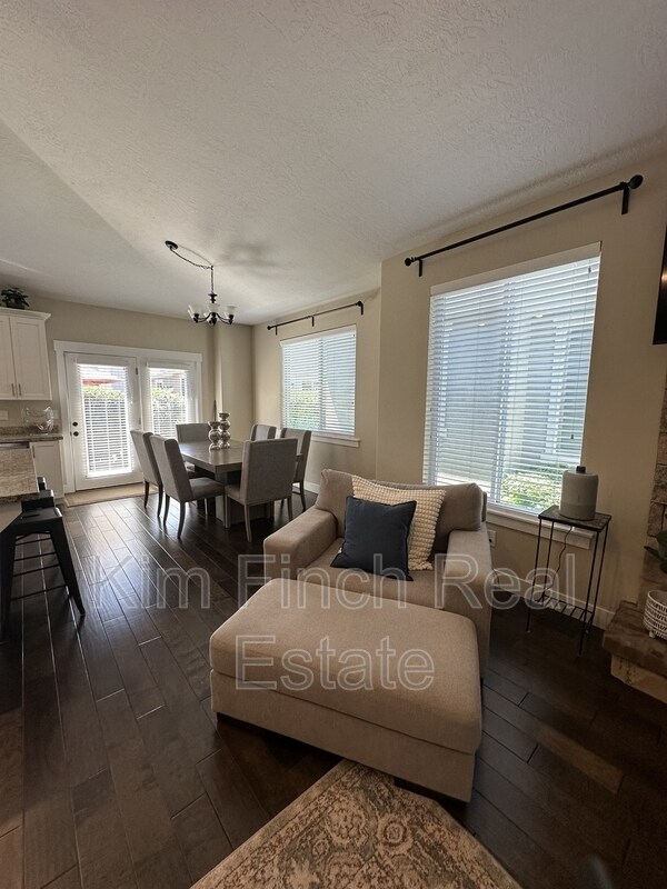 Building Photo - 201 Red Pine Dr