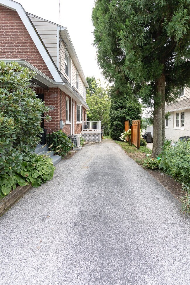 Building Photo - 444 St Davids Ave
