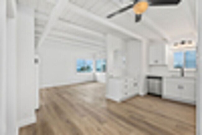 Building Photo - 303 S Ola Vista