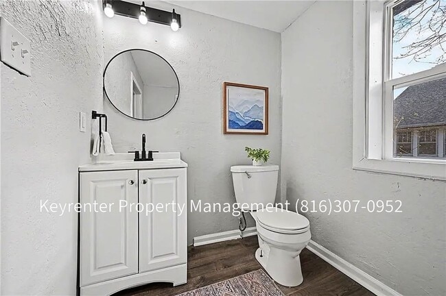 Building Photo - 4 Bedroom 2 bath