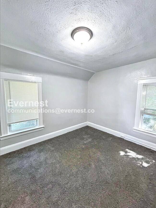 Building Photo - 3-Bedroom Home with Front Porch / Pet-Frie...