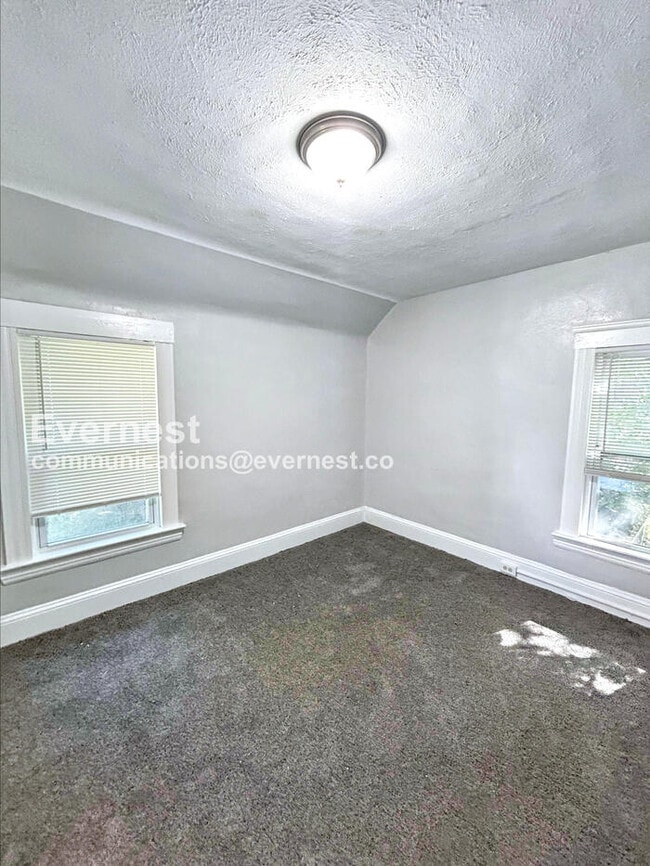 Building Photo - 8002 Bellevue Ave