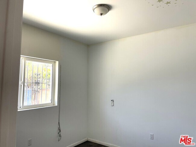 Building Photo - 1106 W 91st St