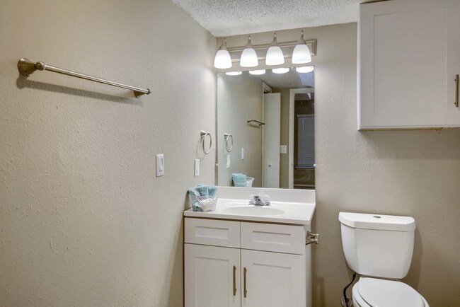 Building Photo - 501 Par Dr