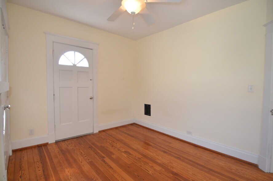Building Photo - 2748 Markbreit Ave