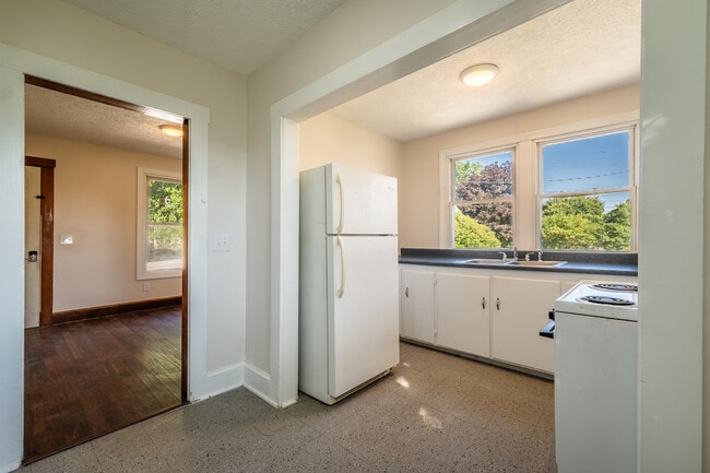 Building Photo - 610.5 Russell St