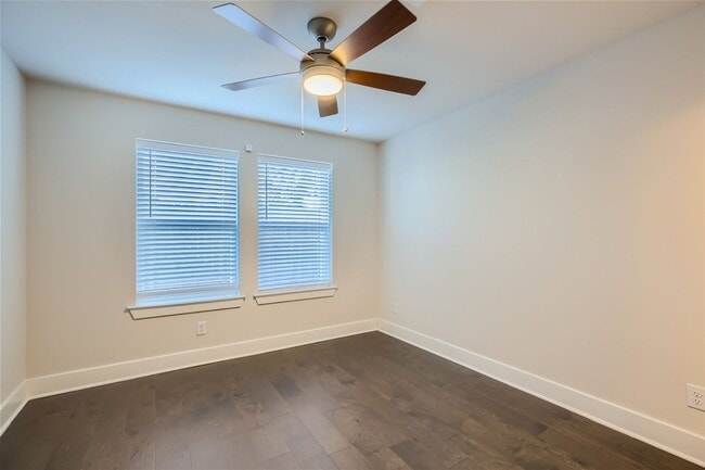 Building Photo - Stunning Multi level townhome in Mahncke Park for rent