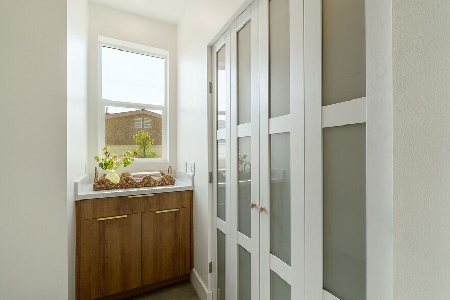 Building Photo - 361 W Sunview Ave