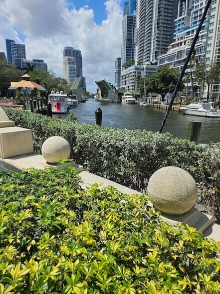 Building Photo - 520 SE 5 Ave