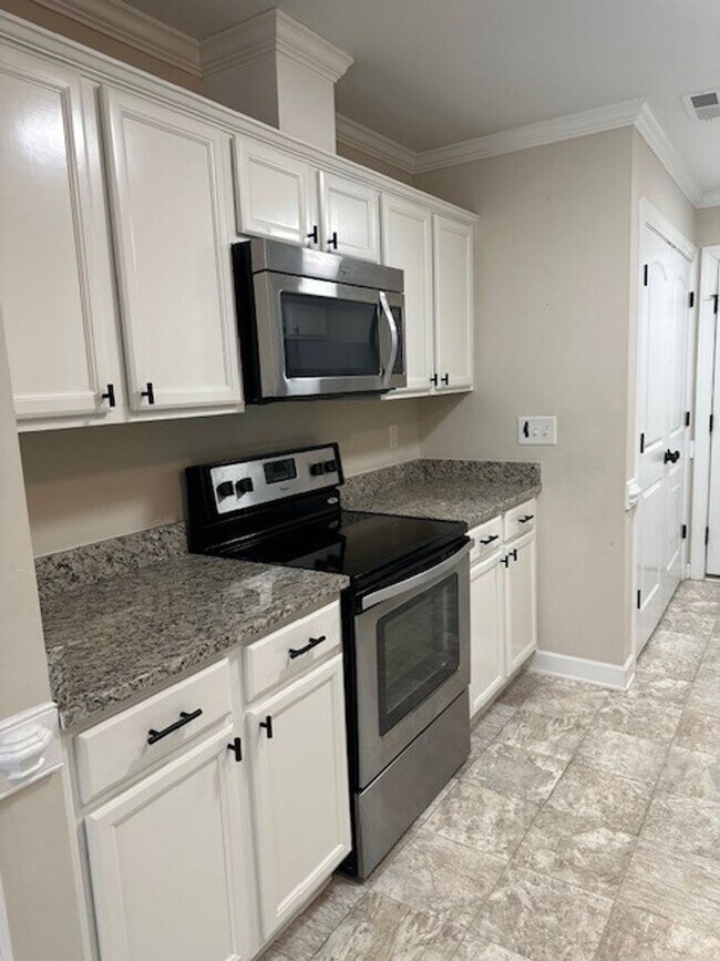 Building Photo - 3 Bed/2 Bath Home with Bonus Room & Screen...