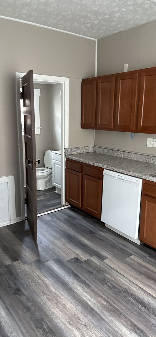 Building Photo - **Deposit Special $500** 526 Brandt 3BR/1B...