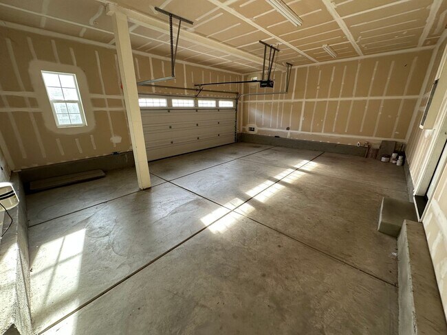 Building Photo - Beautiful 4 Bedroom, 3 Bath Mountain House Home