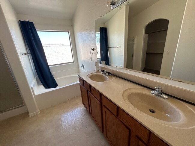 Building Photo - 2640 E Silversmith Trail