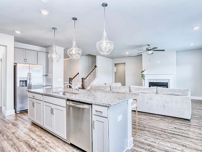 Building Photo - Immaculate Home