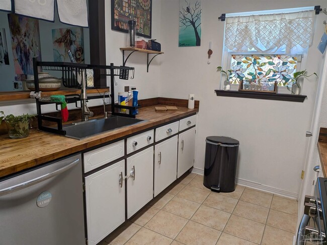 Building Photo - 5275 Powrie Dr