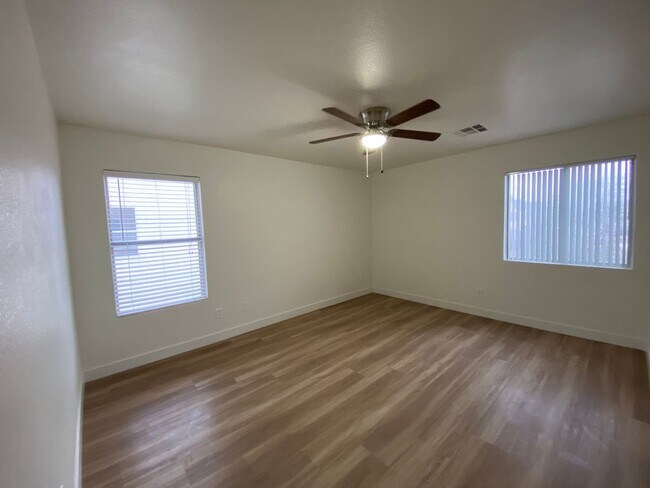 Building Photo - 4 Bed/2.5 Bath - Remodeled