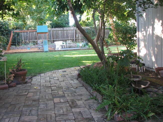 Building Photo - Central Roseville -  4 Bed, 2 Bath - Single Story - Separate Living and Family Rooms - Large Yard