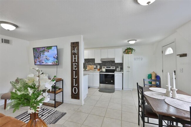 Building Photo - 2575 S Himes Ave