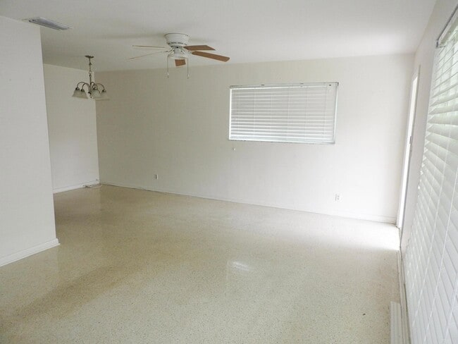 Building Photo - 1232 Cabana Rd