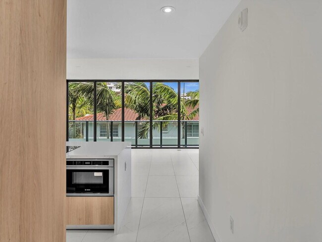 Building Photo - 9901 W Bay Harbor Dr
