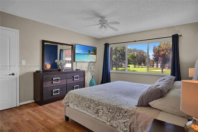 Building Photo - 8941 S Hollybrook Blvd