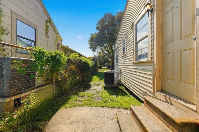 Building Photo - 729 13th Ave N