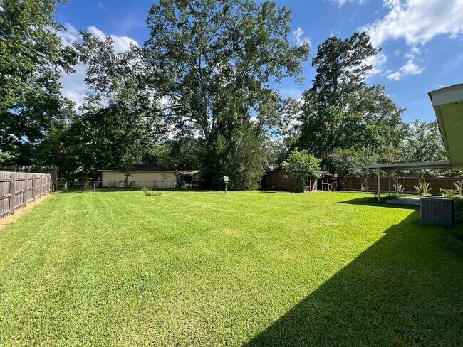 Building Photo - Baker's Historic Buffwood Subdivision, 3 bedroom, 2 bath home loaded with amenities