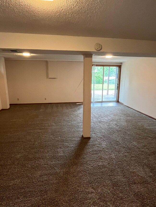 Building Photo - Conveniently Located 3-Bedroom with Walk-O...