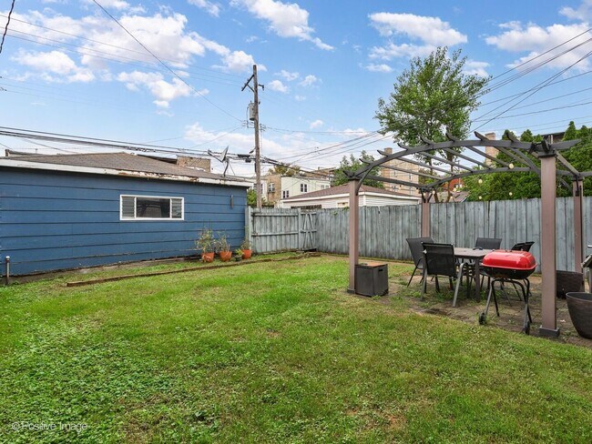 Building Photo - 4142 N Albany Ave