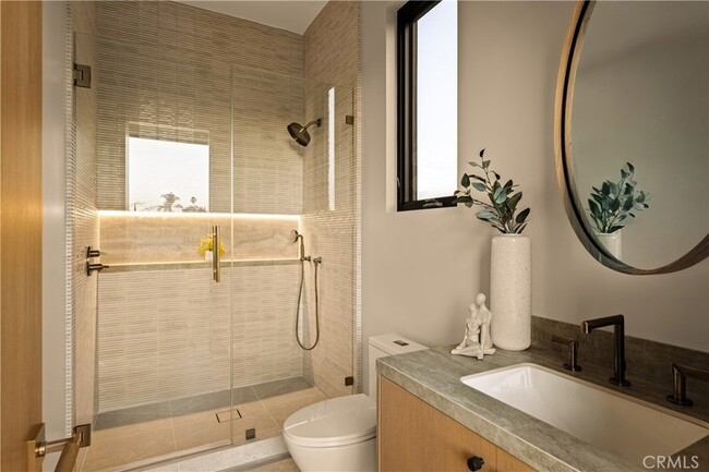 Building Photo - 5006 Enfield Ave