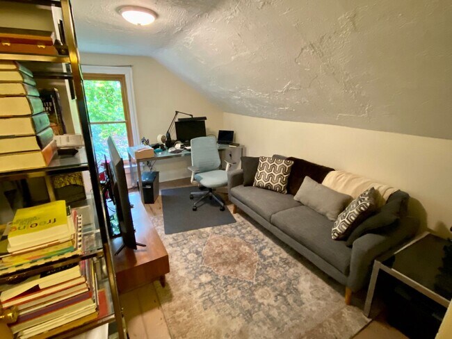 Building Photo - 5528-30 Comet Way