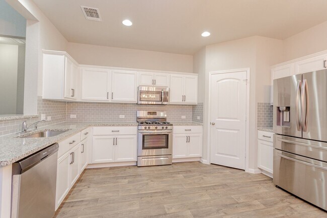 Building Photo - Beautiful 3 Bed / 2.5 Bath Home with High ...