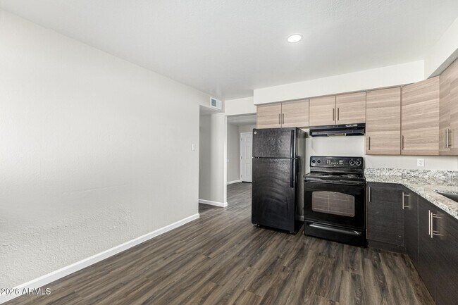 Building Photo - 803 N Park Ave