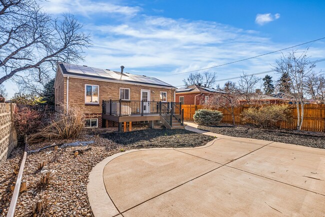 Building Photo - Available NOW! 3 Bedroom 2 Bath Beautiful Home in Sunny Side!