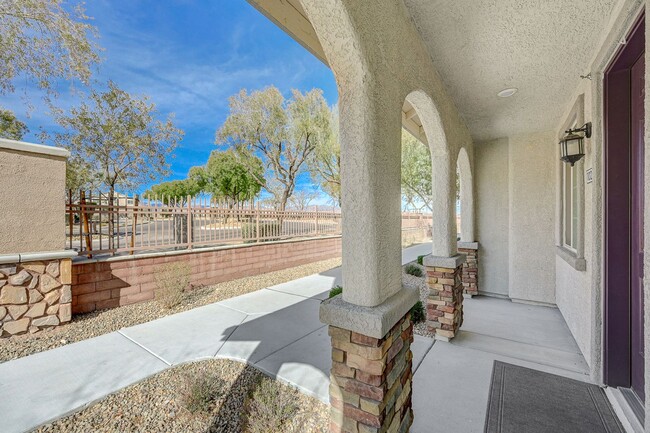 Building Photo - Modern 3 Bedroom Townhouse near Blue Diamond