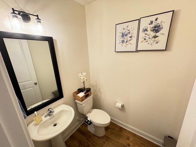 Building Photo - Spacious Luxury 3 Bedroom Townhome for Rent - Great Amenities