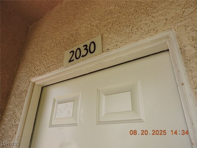 Building Photo - 3400 Cabana Dr