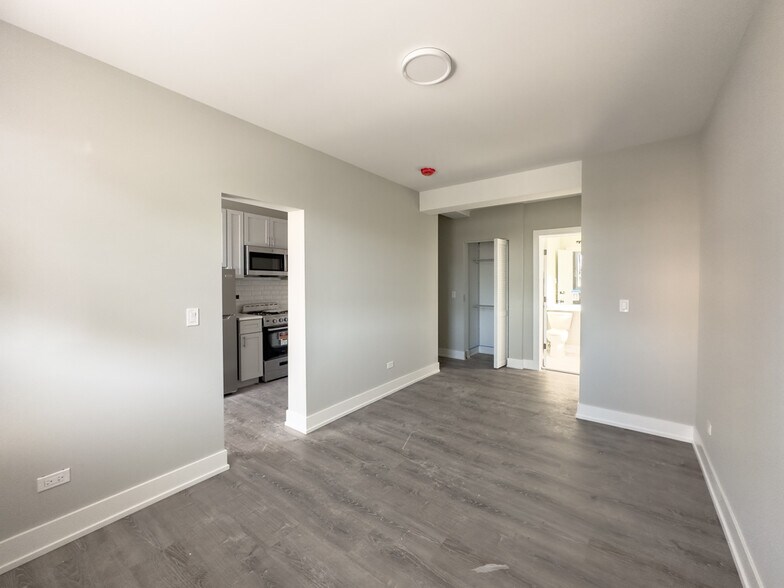 Building Photo - 508 W Belmont Ave
