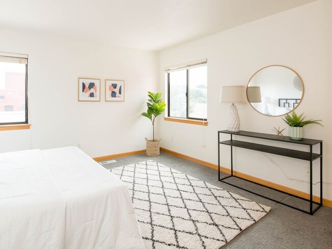 Building Photo - Spacious 1bd on River Front + A/C + W/D In Unit
