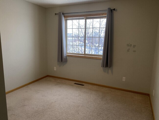 Building Photo - 860 Independence Dr