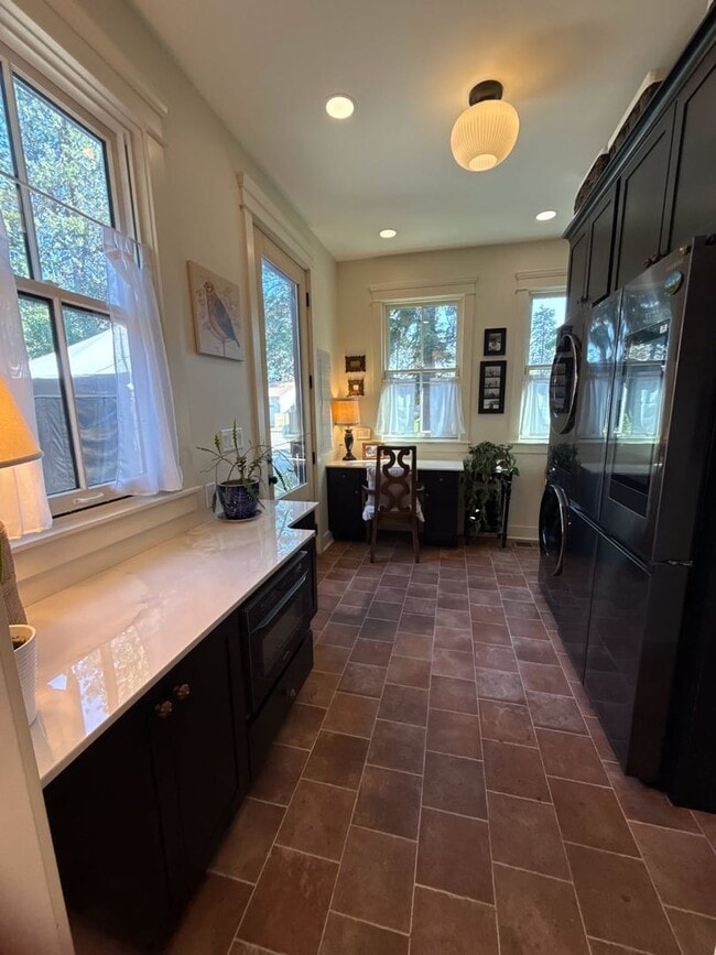 Building Photo - Beautiful home downtown Coeur D Alene