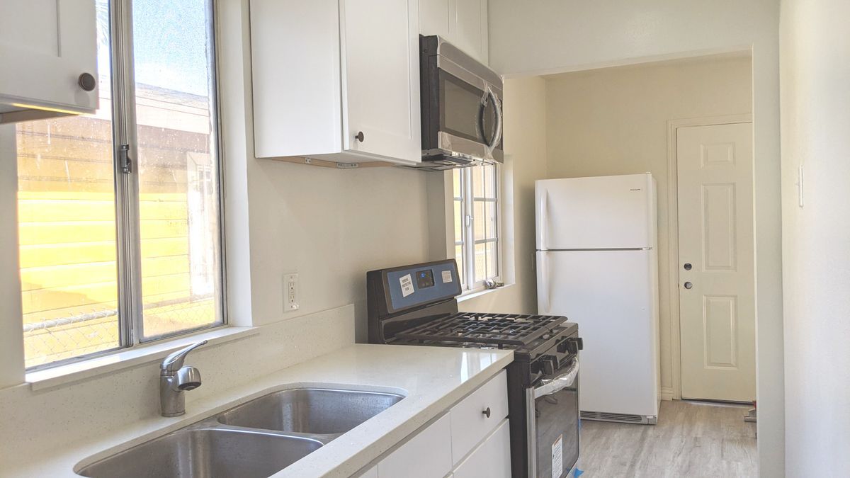 Building Photo - 1293 1/2 W 37th Dr