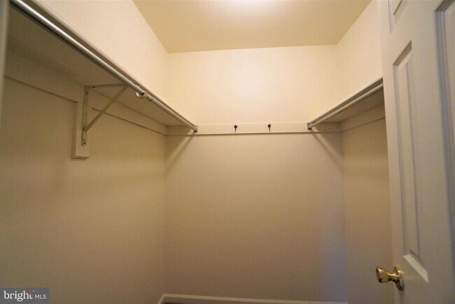 Building Photo - 458 Country Club Dr