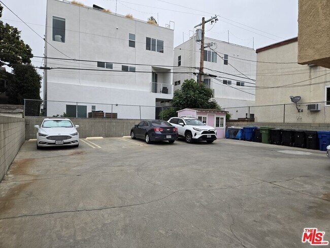 Building Photo - 1233 Tamarind Ave