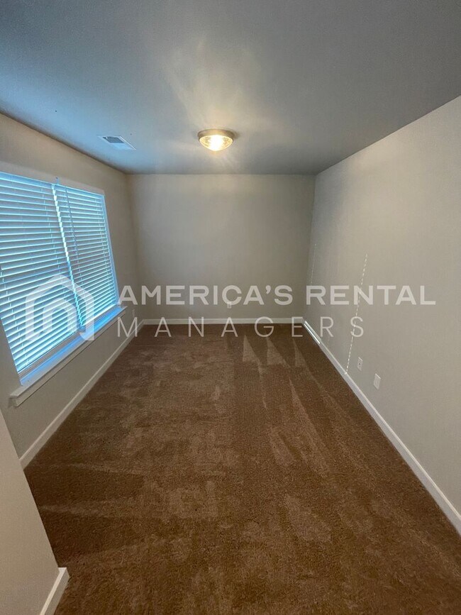 Building Photo - Home for Rent in Weaver, AL!!! Available to View Now!!! Sign a 13-month lease by 5/31/2026 and re...