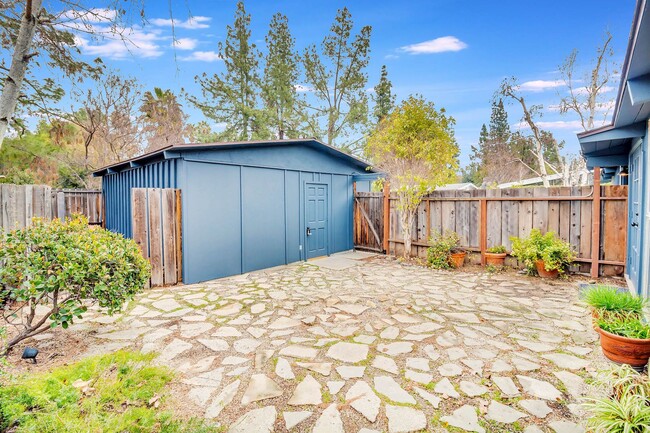 Building Photo - Stunning Woodland Hills Pool Home – South ...