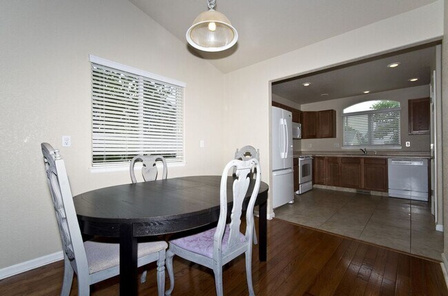 Building Photo - **HOLIDAY MOVE IN SPECIAL**